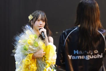 日向坂46山口陽世卒業セレモニー、ライブハウスにメンバー全員集合 黄色いドレス姿でスピーチ「6年半、とても私は幸せでした」 画像