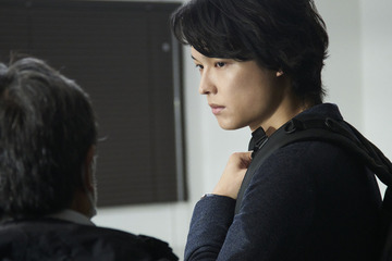 松村北斗＆今田美桜、岸善幸監督の演出について明かす『白鳥とコウモリ』メイキング写真＆コメント 画像