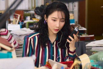 綾瀬はるか主演「ファーストボイス」ファーストサマーウイカの出演は監督発案「彼女しかいない」ソバージュ＆ボディコン姿の場面写真解禁 画像