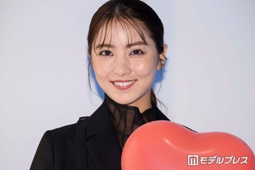 石川恋、オフショル姿でビール満喫 タンザニア旅行ショットに「彼女感すごい」「肩のラインが綺麗」の声 画像