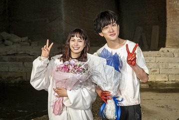 SUPER EIGHT横山裕＆関水渚、揃ってクランクアップ「横山さんが磯貝さんでなかったら、頑張れなかった」【今夜もシリアルキラーと待ち合わせ】 画像