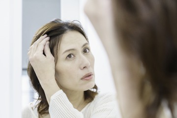 閉経後は「頭の中央の分け目」から薄毛が始まる⁉ 更年期の髪の悩み、原因を専門医が解説 画像