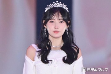 ≠ME鈴木瞳美、ティアラ×オフショルトップスで美肩際立つ キュートなウィンクで会場魅了【ガルアワ2026A/W】 画像