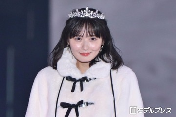乃木坂46遠藤さくら、美脚際立つミニスカ×ブーツ姿 ティアラ身につけた甘めコーデに「リアルプリンセス」と反響【ガルアワ2026A/W】 画像