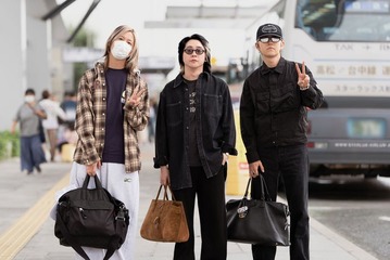 Mrs. GREEN APPLE、高松空港に到着 約3年ぶりアリーナツアー直前のイメチェン姿をキャッチ 画像