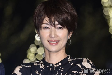 吉瀬美智子「役作りの為」暗めヘアにイメチェンショット披露「美しさが際立ってる」「肌の綺麗さに目が釘付け」 画像