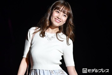 新婚の元AKB48メンバー、前撮りドレス姿公開 夫との密着ショットに「メガネつけてるギャップが可愛くて最高」「自然体の笑顔が素敵」と反響 画像