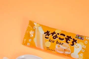 「チロルチョコきなこもちアイスバー」ファミマに登場 3層構造で中にもちソースをIN 画像