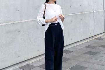 抜け感シアー×美脚トラウザー。白トップスのきれいめ秋スタイル【40代の毎日コーデ】 画像