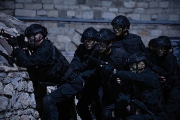 「VIVANT」乃木（堺雅人）ら別班奪還メンバー、ついに難攻不落の天然要塞・シャキ城へ 第20話場面写真先行解禁 画像