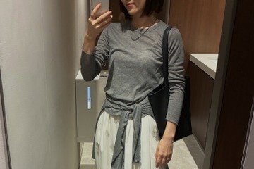 軽やかな【GU】シアートップスは今の季節にちょうどいい着心地。×ボリューム白パンツで魅せる美シルエットの着こなし【40代の毎日コーデ】 画像