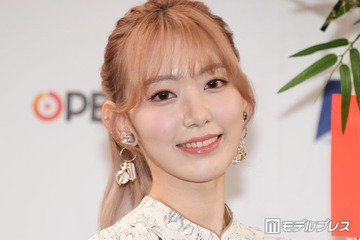 LE SSERAFIMサクラ、フーディ×ショーパン姿で美脚スラリ「脚のラインが綺麗すぎる」「さすがの着こなし」と反響 画像