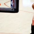 すごすぎて意味不明！ 元レアル・マドリーのNBAスター、足技からの“裏シュート”が神レベル