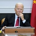 中国の習近平国家主席とオンライン会談するバイデン米大統領＝11月15日、ワシントン（AP＝共同）