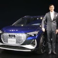 アウディジャパンの「Q4　e―tron」とマティアス・シェーパース社長＝17日午後、東京都港区