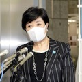 報道陣の取材に応じる東京都の小池百合子知事＝17日午後、都庁