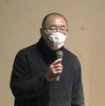 大川小の裁判を巡るドキュメンタリー映画の試写会であいさつする寺田和弘監督＝19日午後、仙台市