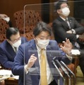 参院予算委で答弁する林外相＝4日午後