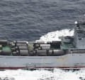 甲板に車両を搭載し航行するロシア海軍の戦車揚陸艦（防衛省統合幕僚監部提供）