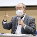 広島市内で講演する労働組合「スクラムユニオン・ひろしま」の土屋信三委員長＝19日午後