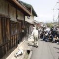 滋賀県日野町の強盗殺人事件で、殺害現場とされる酒店だった建物の前で説明を受ける報道関係者ら＝23日午後