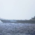 戦闘機が発艦する中国海軍の空母「遼寧」＝4日、沖縄県南方の太平洋（防衛省提供）