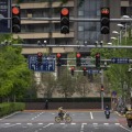 ほとんどの人が自宅勤務となった北京のビジネス街で、朝のラッシュ時間もがらがらの道路＝12日（AP＝共同）