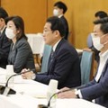 「すべての女性が輝く社会づくり本部」などの合同会議であいさつする岸田首相（中央）＝3日午前、首相官邸