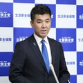 記者団の取材に応じる立憲民主党の泉代表＝8日午前、国会