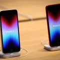 店舗に並ぶiPhone（アイフォーン）SE＝3月、ニューヨーク（ロイター＝共同）