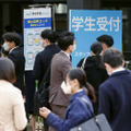 3月、合同会社説明会の会場に集まった就職活動の学生ら＝大阪市