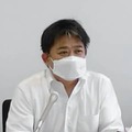 記者会見で和解内容について話す原告側代理人の藤井裕弁護士＝23日午前、広島市