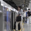 「列車ホテル」として開放された新幹線の車両に乗り込む人たち＝24日午前0時40分、JR東京駅