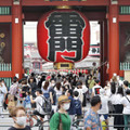 観光客らでにぎわう東京・浅草の雷門前＝8月