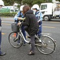 警視庁が報道陣に公開した自転車利用者への指導の様子＝19日午前、JR品川駅前