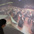 360度撮影されたコンサートの映像を楽しむ男性＝26日、千葉市