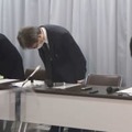 記者会見で謝罪する、愛知県医療療育総合センター中央病院の水野誠司院長（中央）ら＝2日午後、愛知県庁