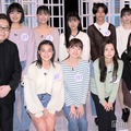 秋元康氏、（上段左から）栗原一菜、和多田萌衣、安藤帆花、岸本小雪、大和奈央（下段左から）坂本彩、宮治果緒、間鍋春希、樋口琴美 （C）モデルプレス