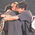 REIKOに抱きつくトレーニー3人（RUI、TAIKI、KANON）（C）モデルプレス
