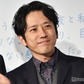 元気に歩く大野智と遭遇した二宮和也（C）モデルプレス