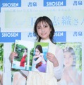 お気に入りカットをアピールする玉田志織／2nd写真集「as is」発売記念会見（提供写真）