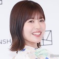 「振り向いて」にちなんで“振り向きながら”ポーズを決めてくれた松田好花（C）モデルプレス