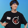 Tシャツをアピールする向井康二（C）モデルプレス