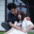 成田凌、吉川愛「降り積もれ孤独な死よ」第4話より（C）井龍一・伊藤翔太／講談社（C）ytv