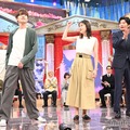 登場後に突如ターンを決めた深澤辰哉を見て「フゥ～～～！」と盛り上げる松本若菜＆田中圭（C）モデルプレス