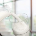 息子「自分で牛乳を注げる！」やるやる期の息子に“嫌な予感”。やっぱりな展開に「笑いが止まりませんでした」