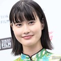 橋本愛、超ミニ丈で美ウエスト大胆披露 へそ出しルックに「腹筋すごい」「美の化身」と絶賛の声 画像