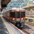 電車の前で並ぶ日本人。外国人に驚かれた”駅での日本人の行動”に「ビックリ」「いいルール」