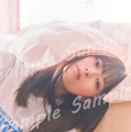 岩本蓮加1st写真集「いたずらな風」封入特典ポストカード／撮影：SAKAI DE JUN