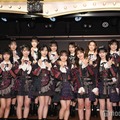 AKB48（前列左から）下尾みう、佐藤綺星、山内瑞葵、小栗有以、倉野尾成美、村山彩希、八木愛月、秋山由奈（後列）鈴木くるみ、山口結愛、千葉恵里、伊藤百花、向井地美音、水島美結、永野芹佳、山崎空（C）モデルプレス